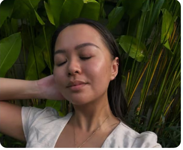 Sophia guiding a client through a calm, hands-on energy healing session.